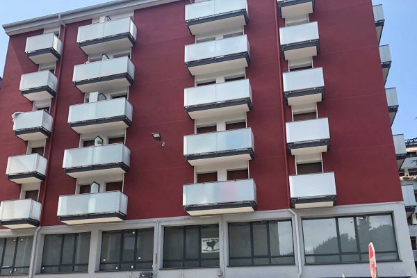 edificio fachada roja rehabilitaciones alaya taldea arquitectura arrasate